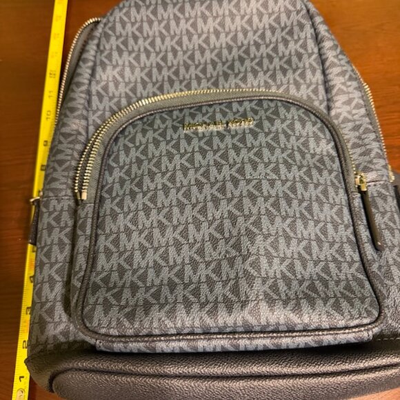 MICHAEL KORS Cooper Logo Sling Pack - Picture 4 of 4